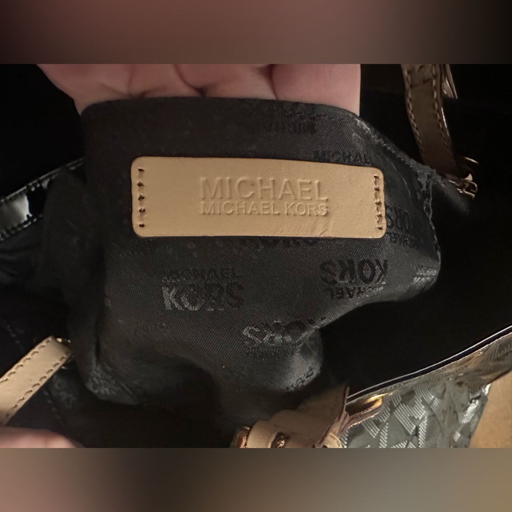 👜Michael Michael Kors Black Patent Leather Monogram Jet
Set Shoulder Tote EUC - Picture 6 of 7